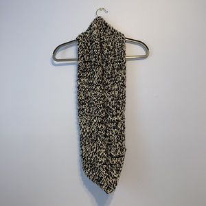 OLD NAVY Knit Black & White Chunky Infinity Scarf